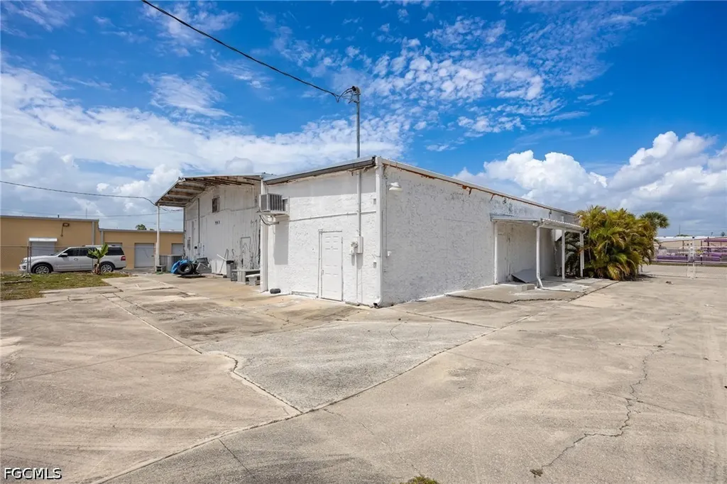 916 SE 14th Avenue Cape Coral FL 33990