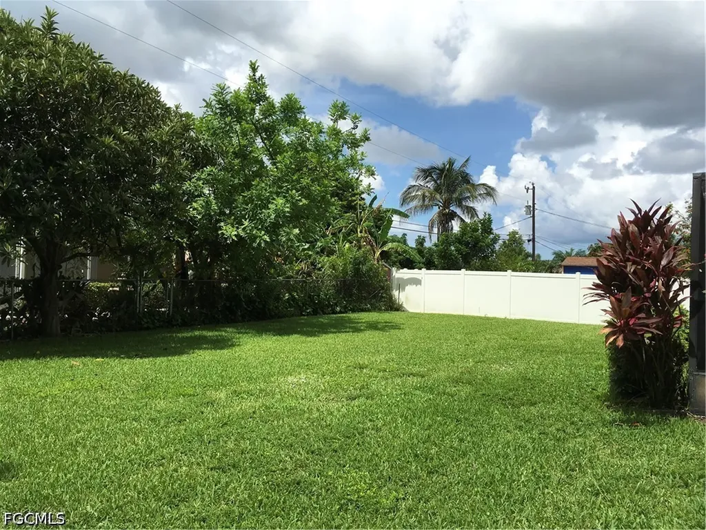 1202 SE 21st Lane Cape Coral FL 33990
