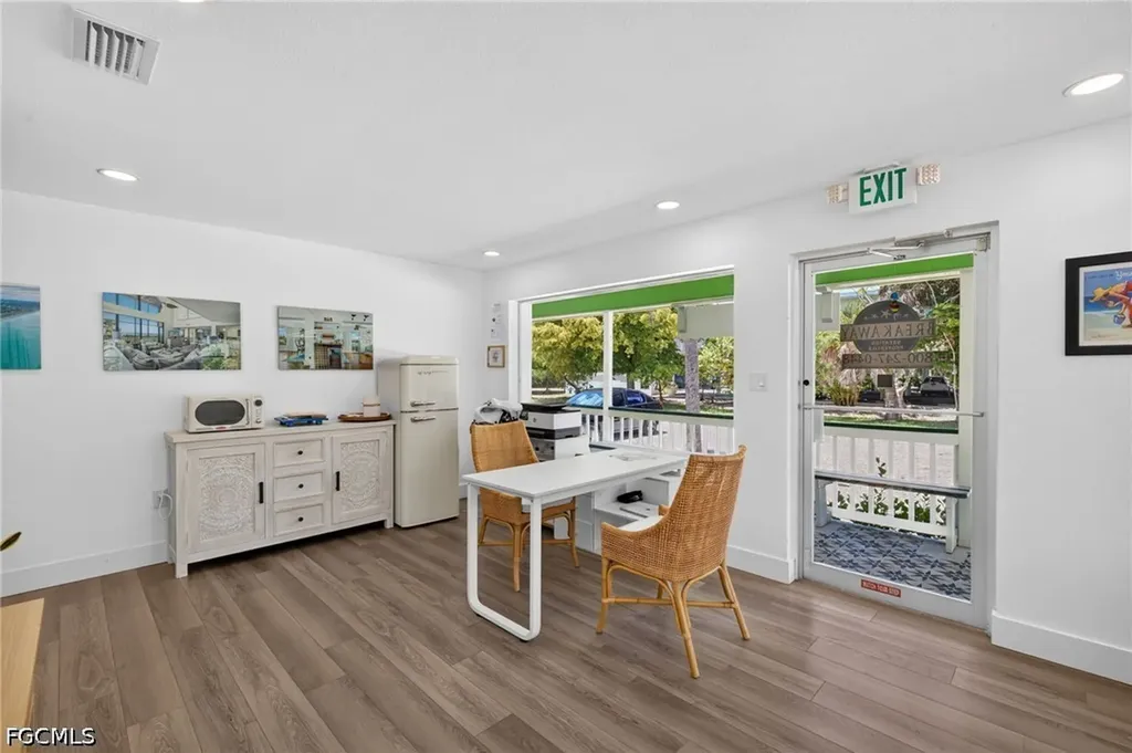 1640 Periwinkle Way Sanibel FL 33957