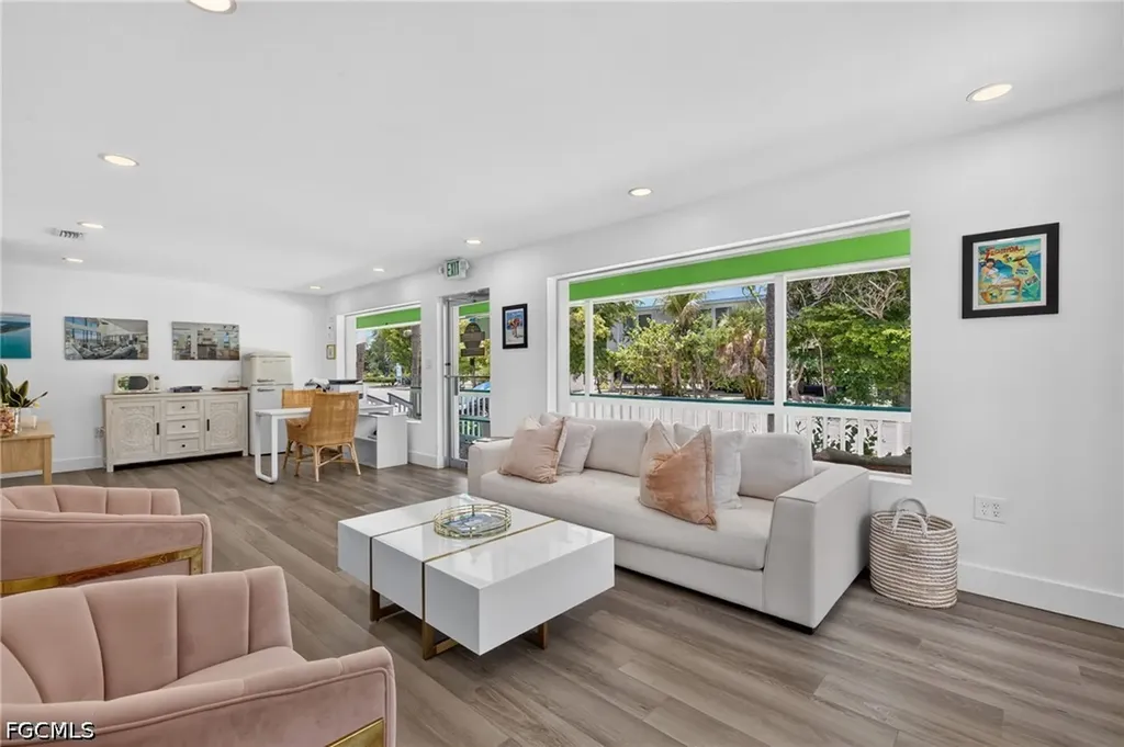 1640 Periwinkle Way Sanibel FL 33957