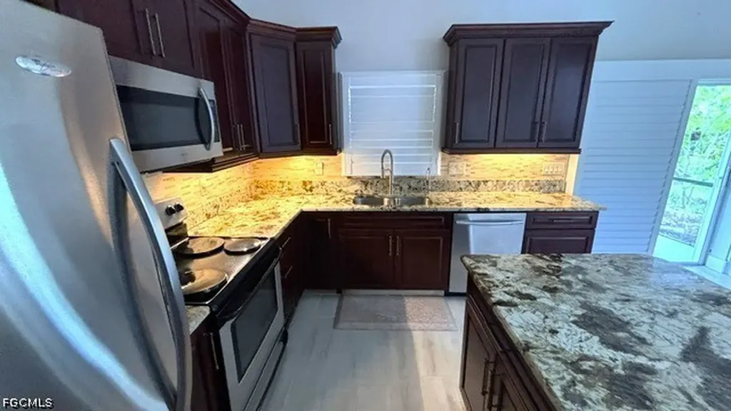 2205 SE 18th Avenue Cape Coral FL 33990