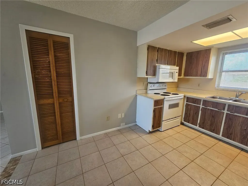 1221 SE 46th Lane Cape Coral FL 33904