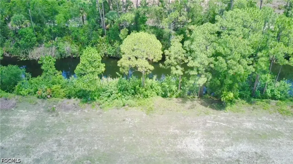 207 Wilmington Parkway Cape Coral FL 33993