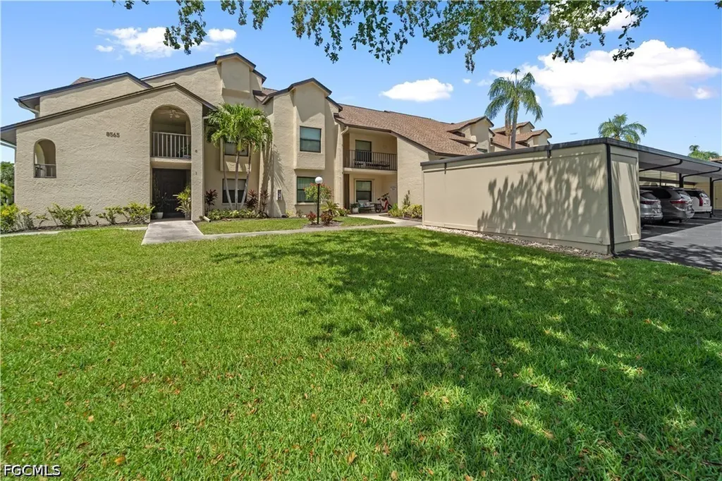 8565 Charter Club Circle Fort Myers FL 33919