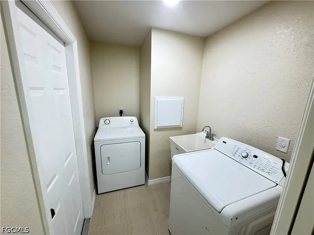 4426 SW Santa Barbara Place Cape Coral FL 33914