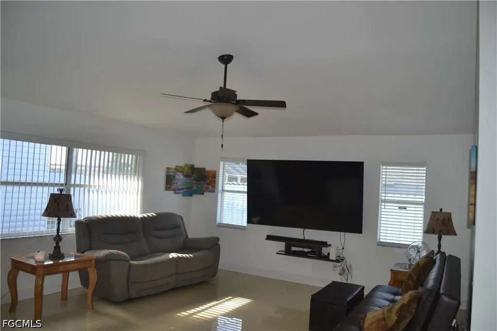 622 SE 10th Avenue Cape Coral FL 33990