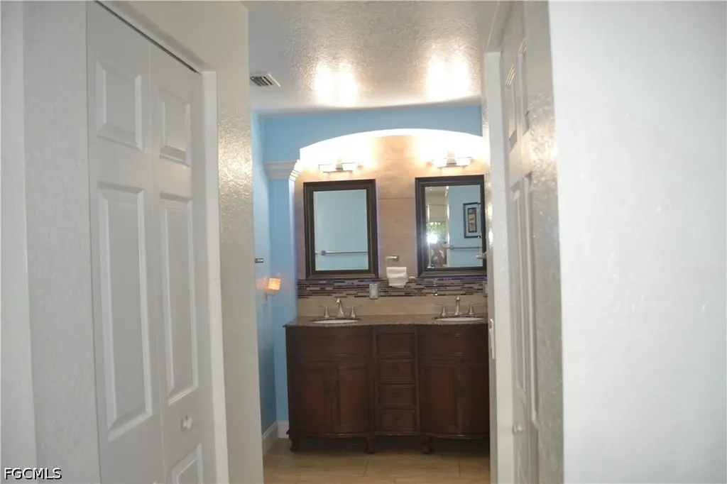 622 SE 10th Avenue Cape Coral FL 33990
