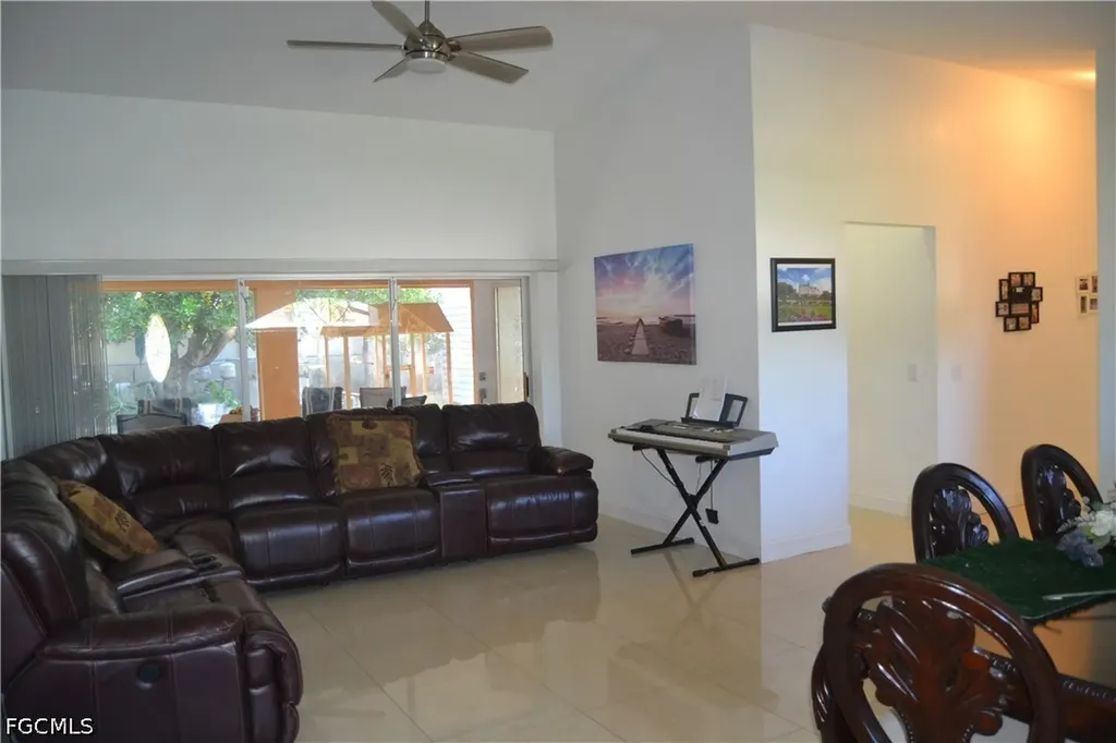 622 SE 10th Avenue Cape Coral FL 33990