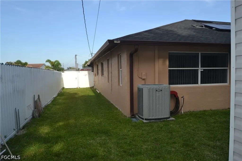 622 SE 10th Avenue Cape Coral FL 33990
