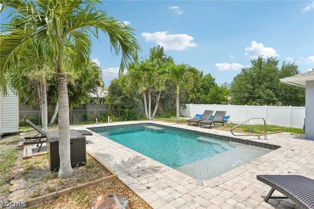 808 SW 14th Place Cape Coral FL 33991
