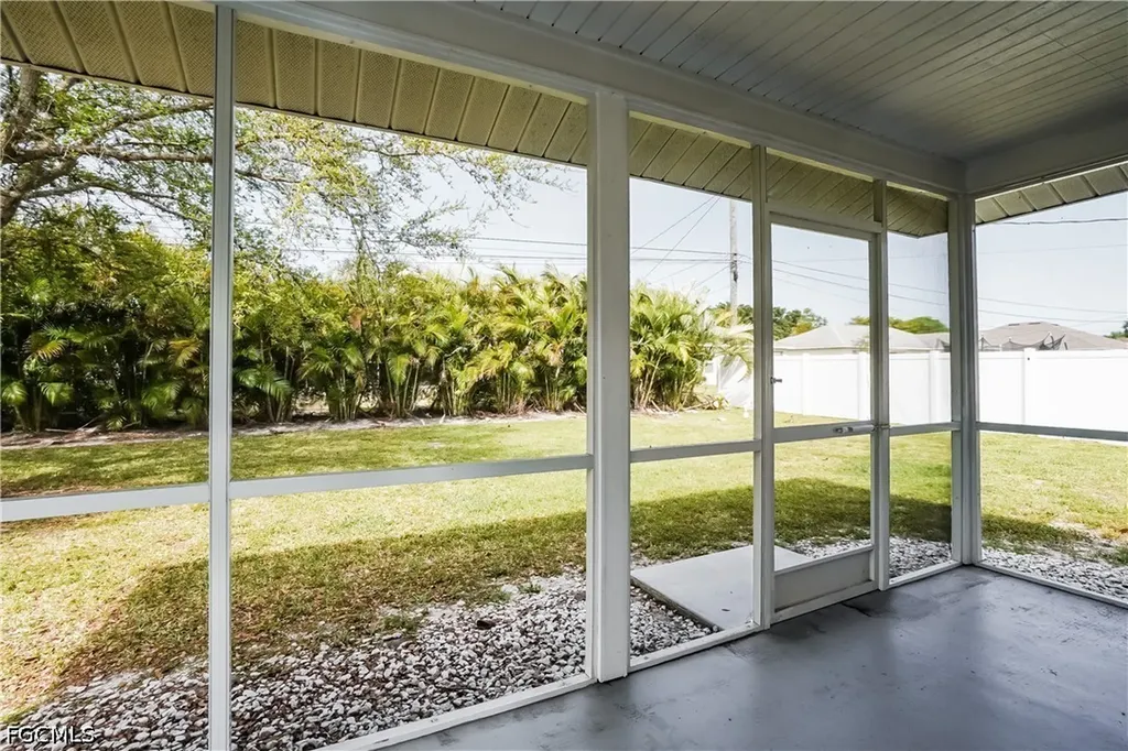 1724 SW 2nd Place Cape Coral FL 33991