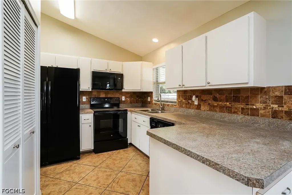 1724 SW 2nd Place Cape Coral FL 33991