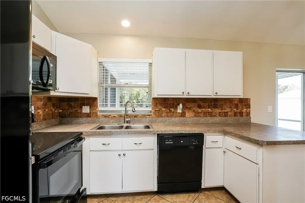 1724 SW 2nd Place Cape Coral FL 33991