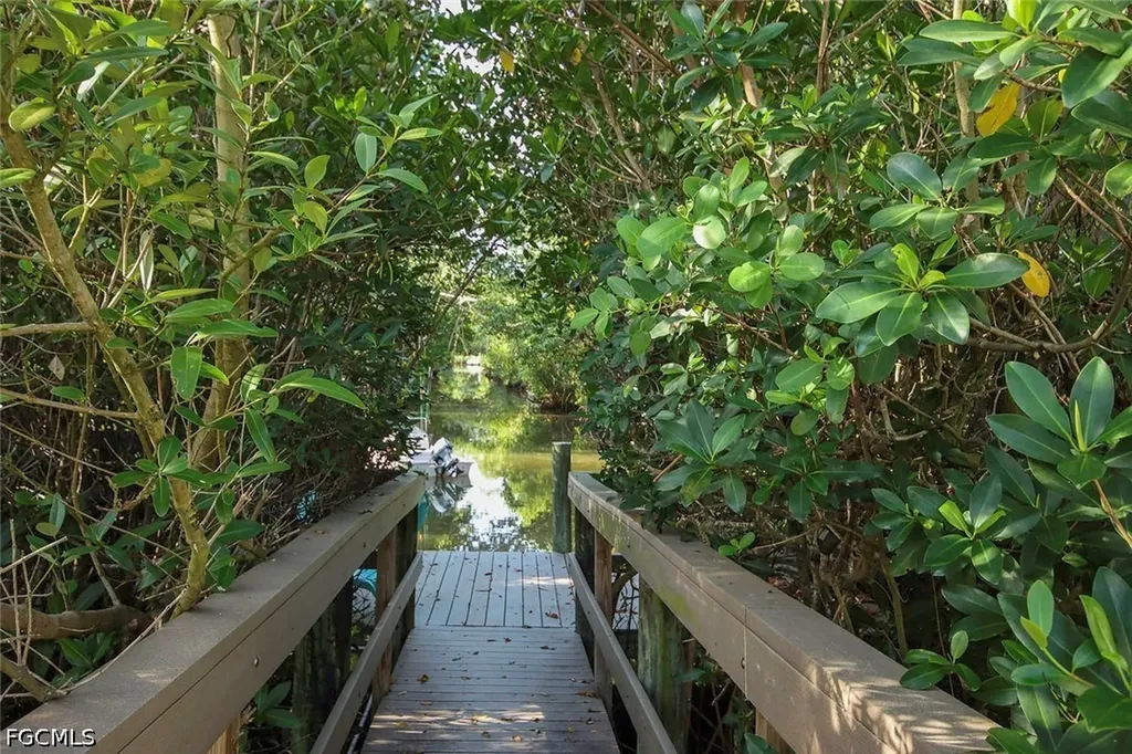 561 Periwinkle Way Sanibel FL 33957
