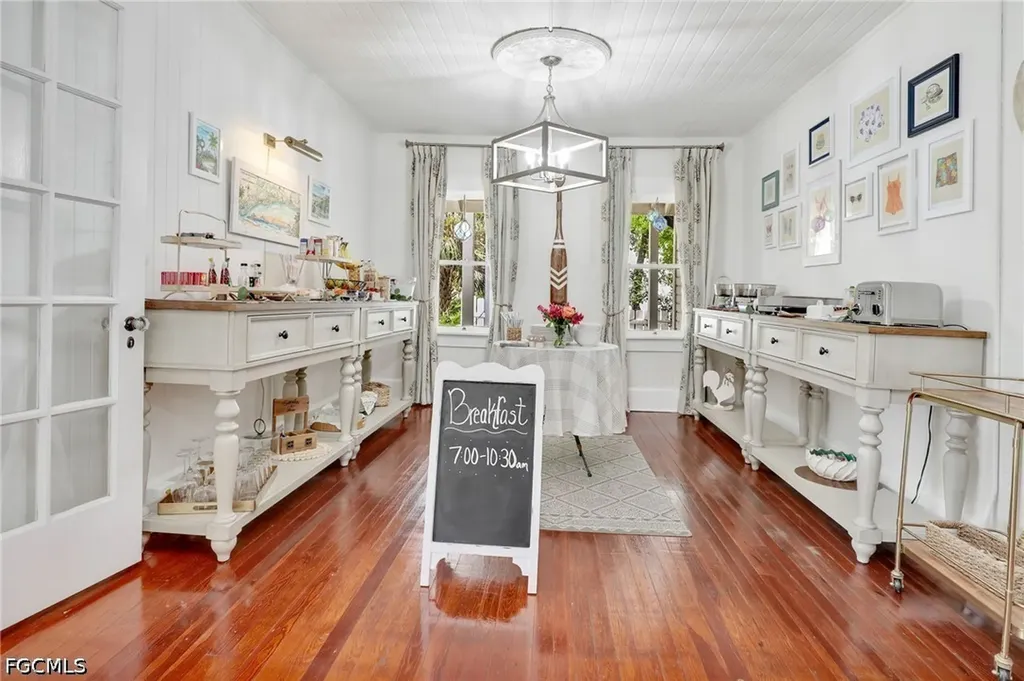 2135 Mcgregor Boulevard Fort Myers FL 33901