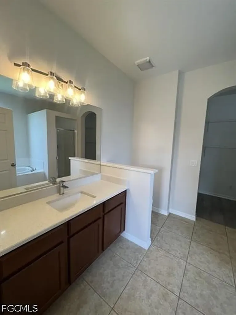 511 NE 19th Place Cape Coral FL 33909