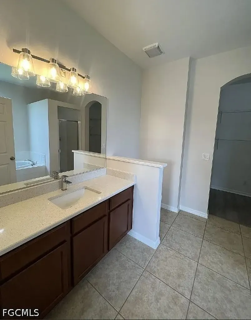 511 NE 19th Place Cape Coral FL 33909