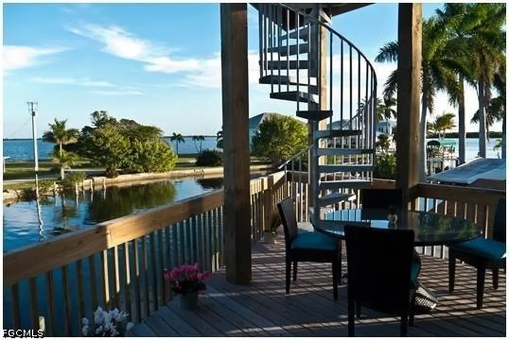 2579 Third Street Matlacha FL 33993