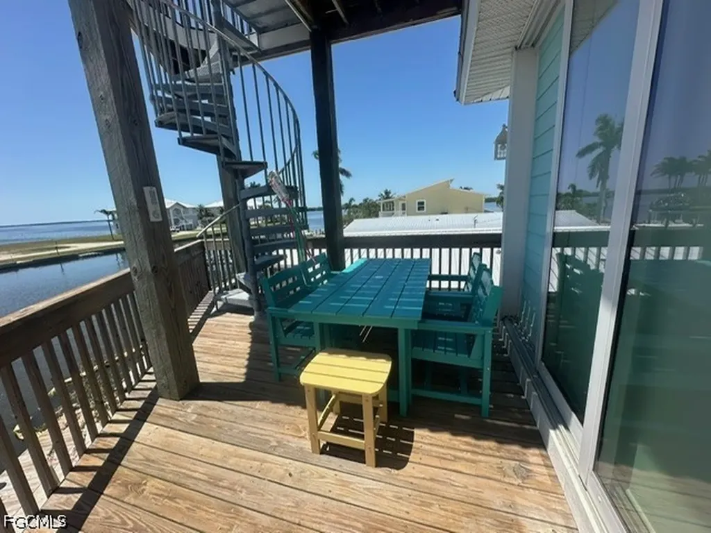 2579 Third Street Matlacha FL 33993
