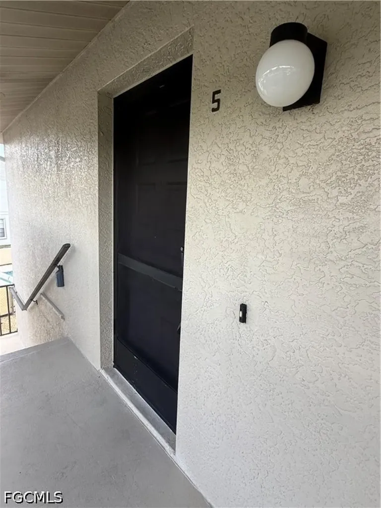 642 SE 13th Place Cape Coral FL 33990