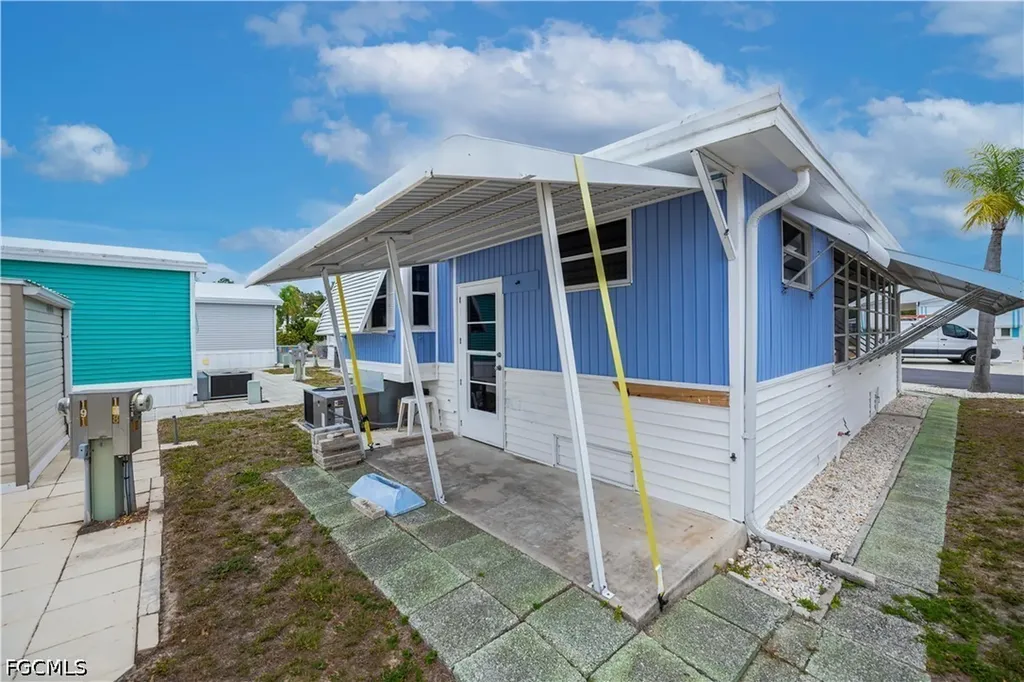 178 Caravan Circle North Fort Myers FL 33903