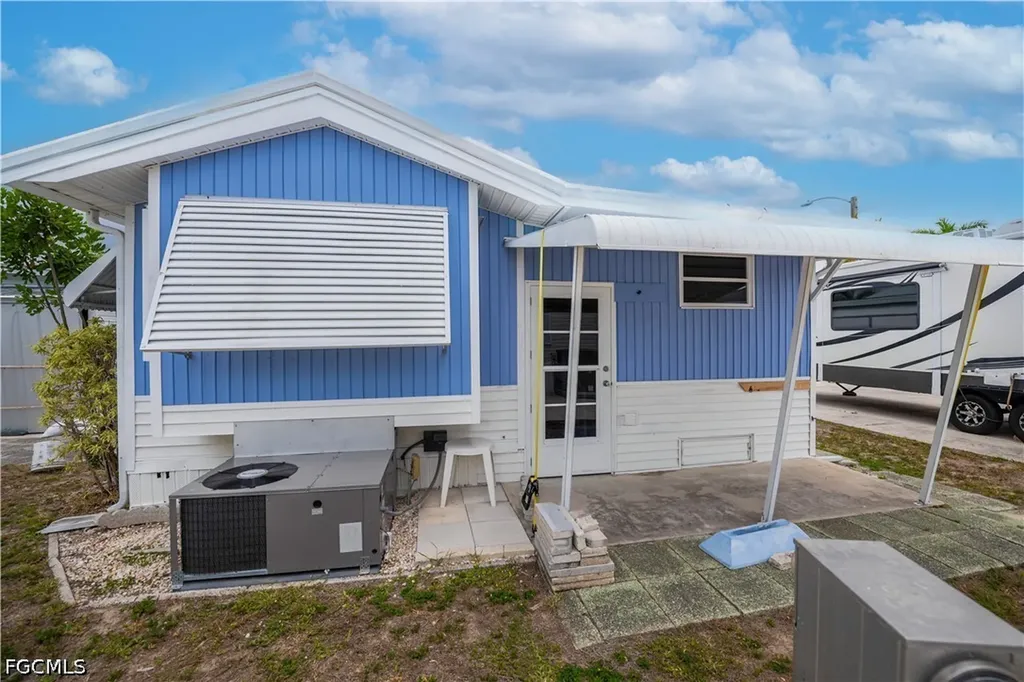 178 Caravan Circle North Fort Myers FL 33903