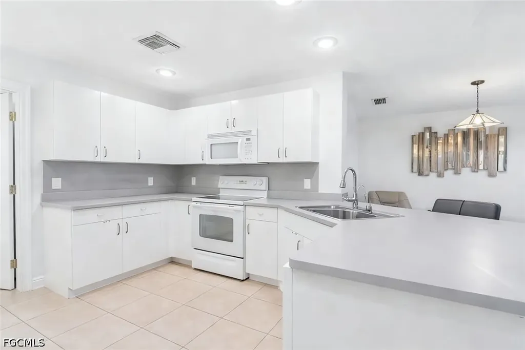 3221 NE 15th Place Cape Coral FL 33909