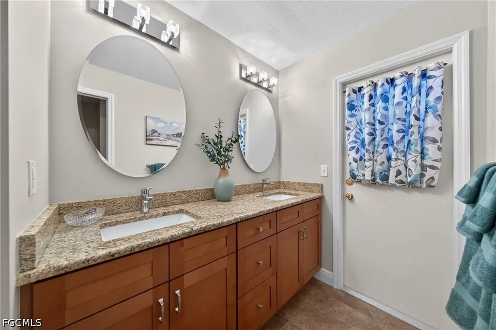 4933 Seville Court Cape Coral FL 33904
