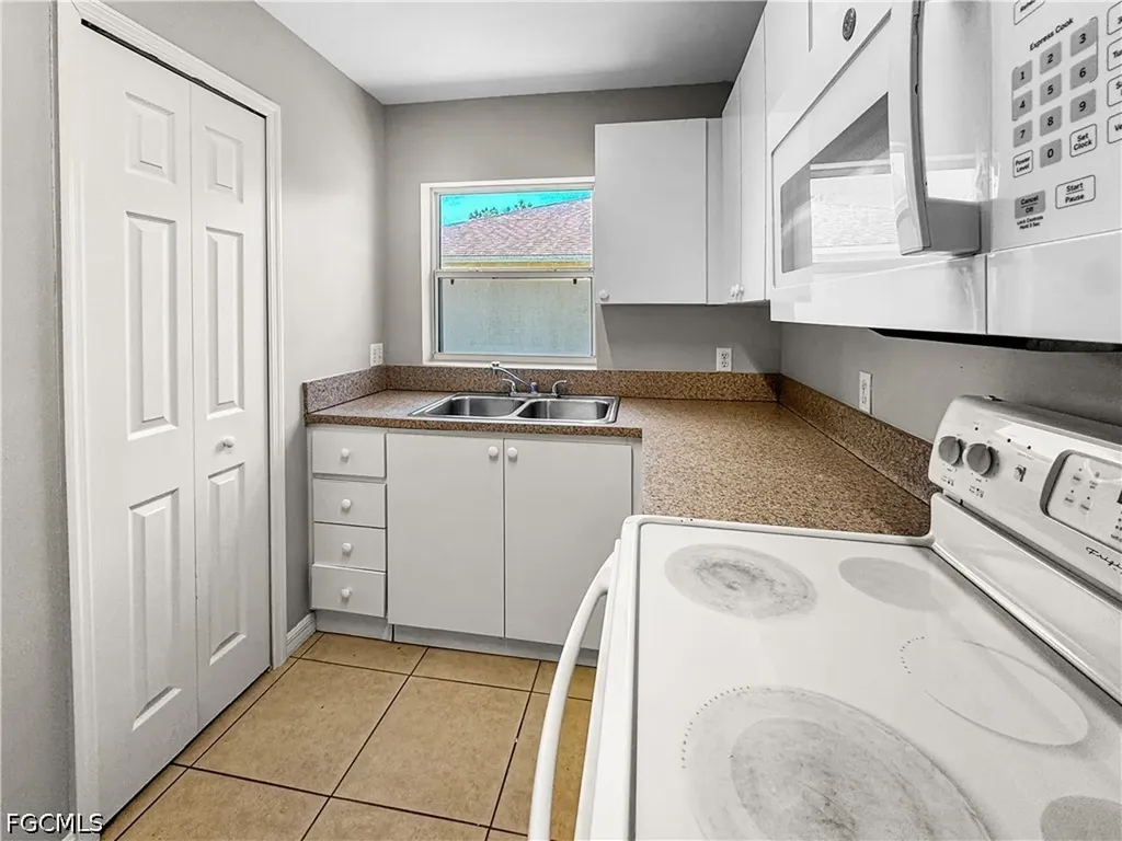 1321 SE 8th Avenue Cape Coral FL 33990