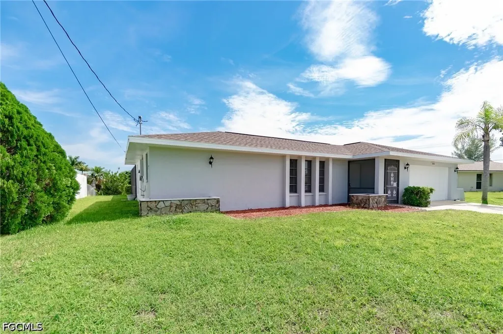 908 SE 33rd Street Cape Coral FL 33904