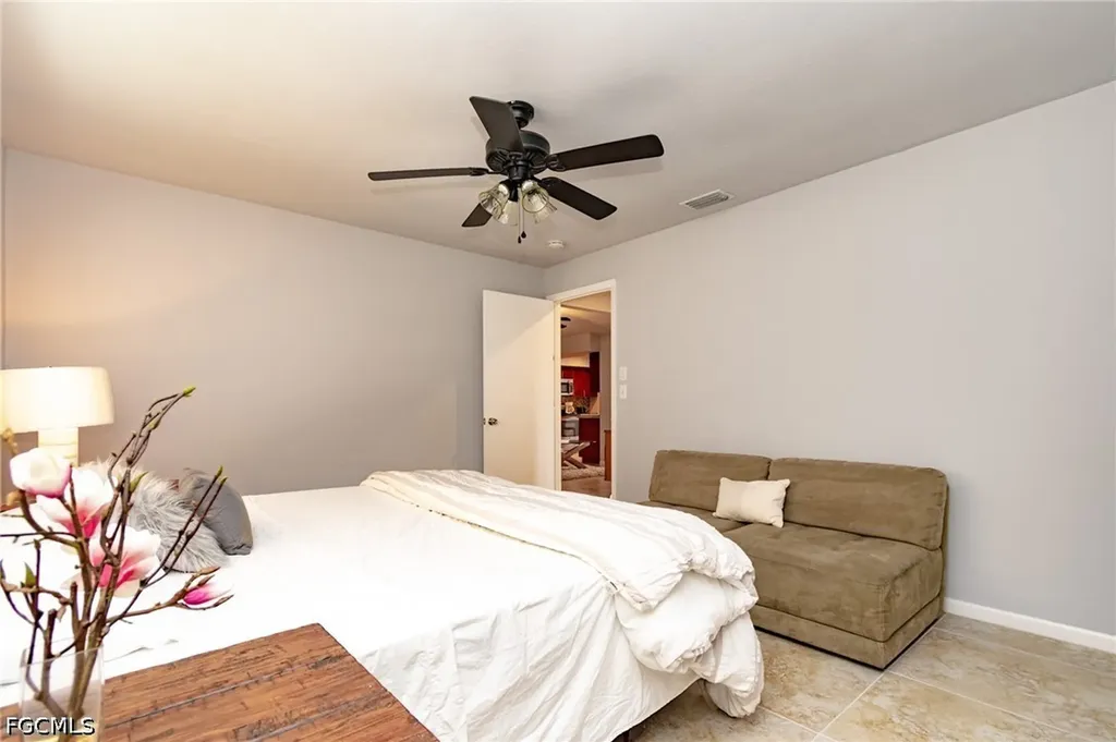 908 SE 33rd Street Cape Coral FL 33904