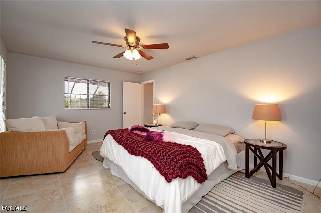 908 SE 33rd Street Cape Coral FL 33904