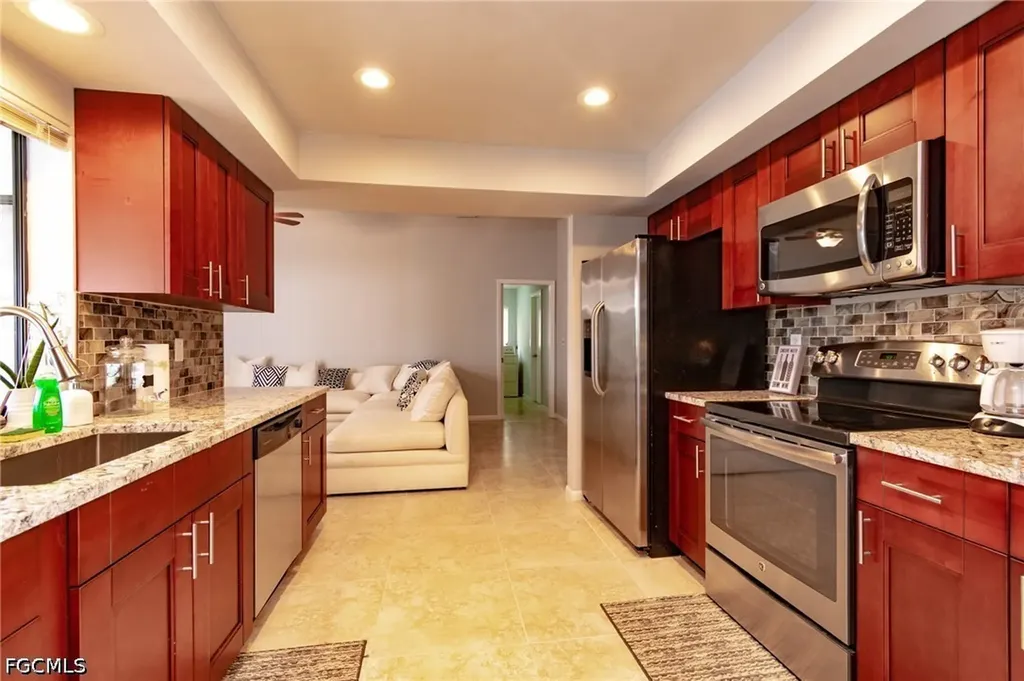 908 SE 33rd Street Cape Coral FL 33904