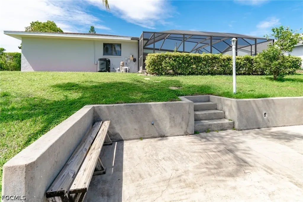 908 SE 33rd Street Cape Coral FL 33904