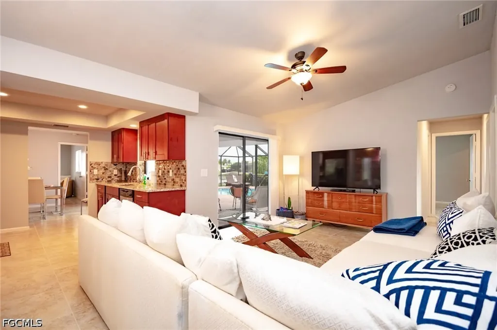 908 SE 33rd Street Cape Coral FL 33904