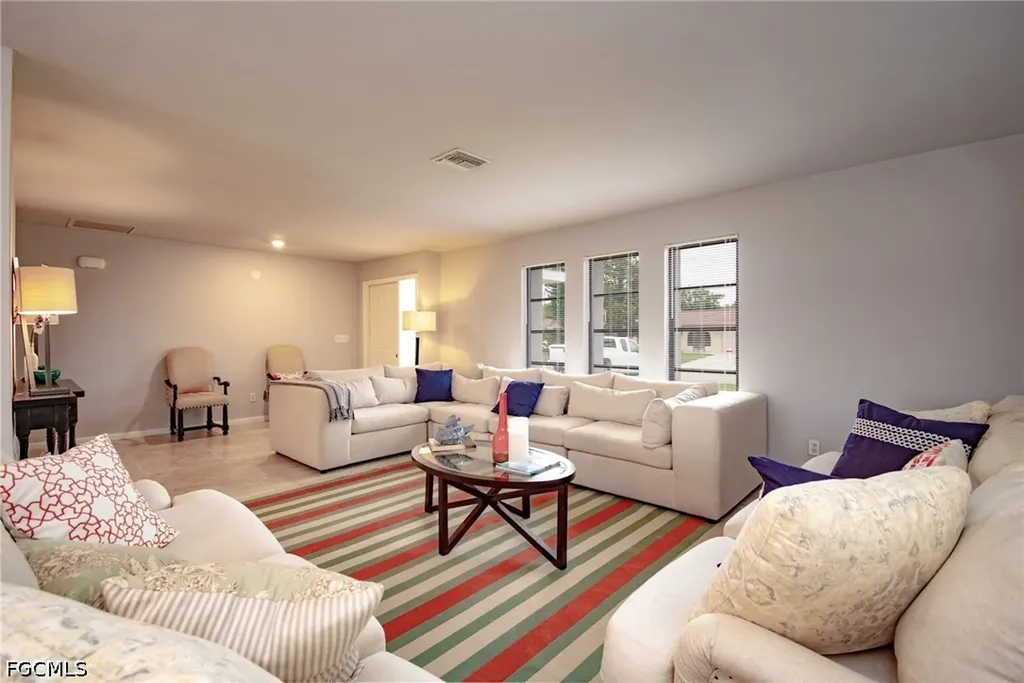 908 SE 33rd Street Cape Coral FL 33904