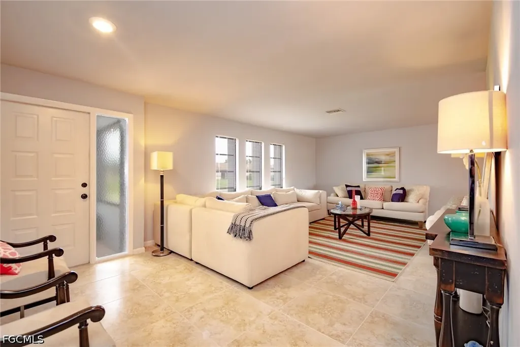 908 SE 33rd Street Cape Coral FL 33904