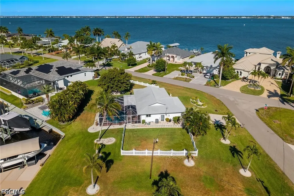 2025 SE 39th Street Cape Coral FL 33904