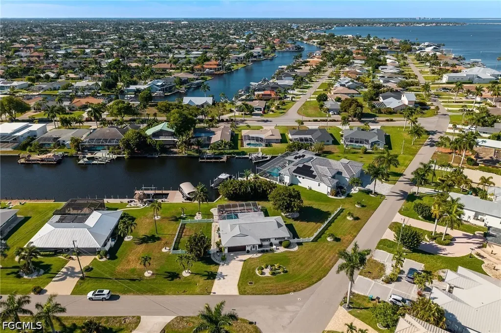 2025 SE 39th Street Cape Coral FL 33904