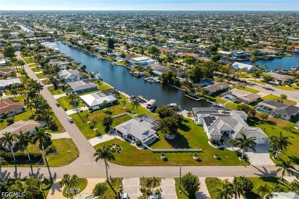 2025 SE 39th Street Cape Coral FL 33904