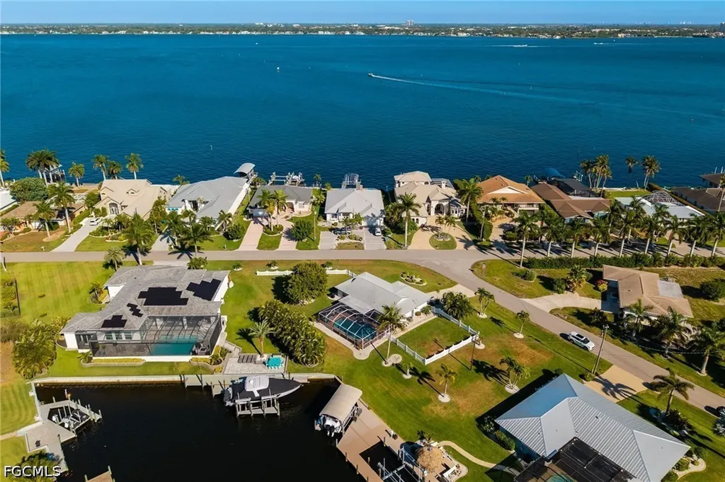 2025 SE 39th Street Cape Coral FL 33904