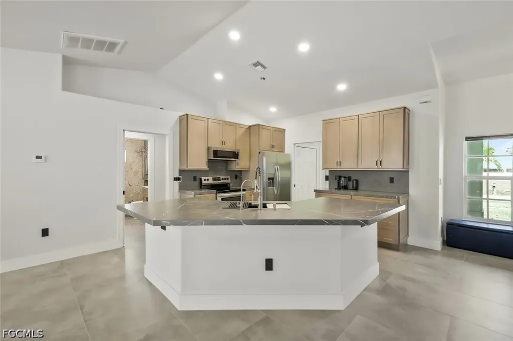 2200 NE 9th Avenue Cape Coral FL 33909