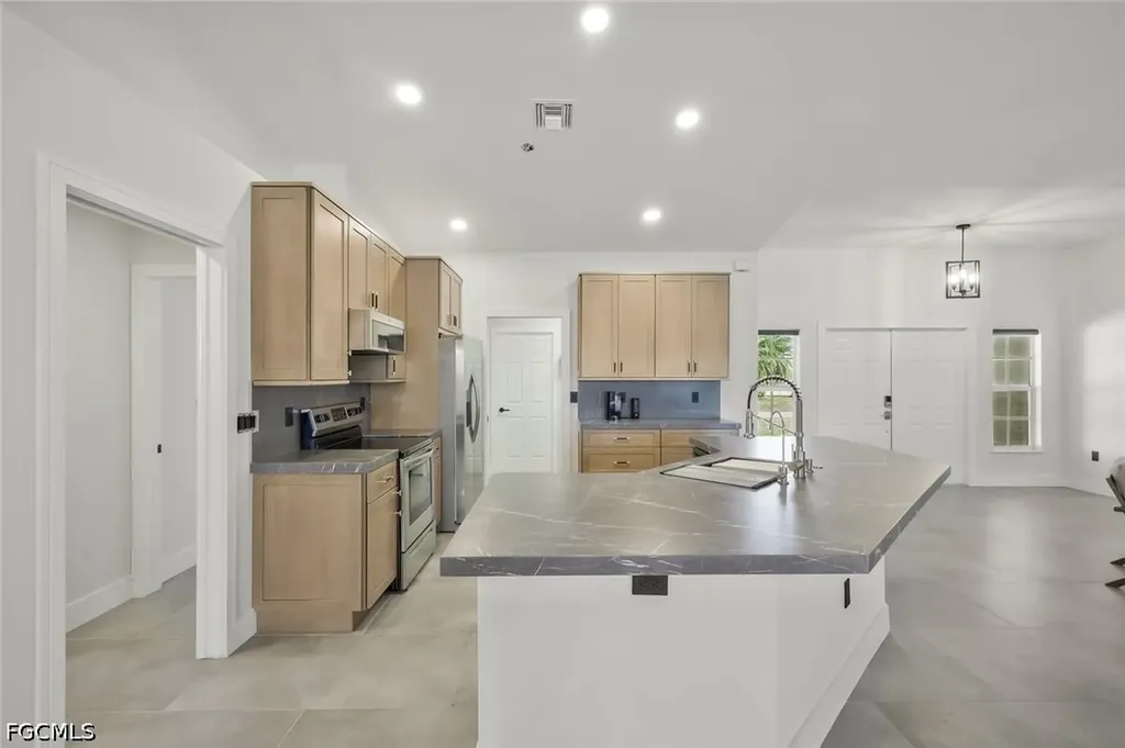 2200 NE 9th Avenue Cape Coral FL 33909