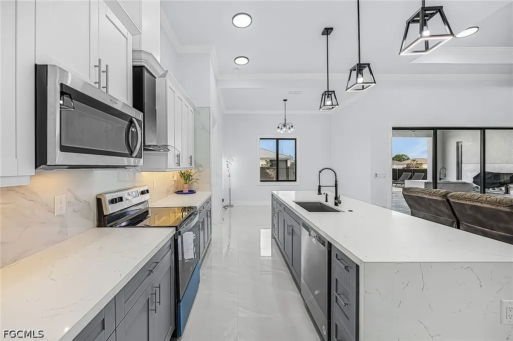 2724 NW 7th Place Cape Coral FL 33993