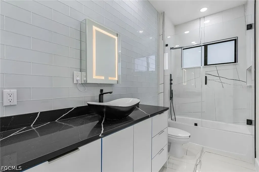 2724 NW 7th Place Cape Coral FL 33993