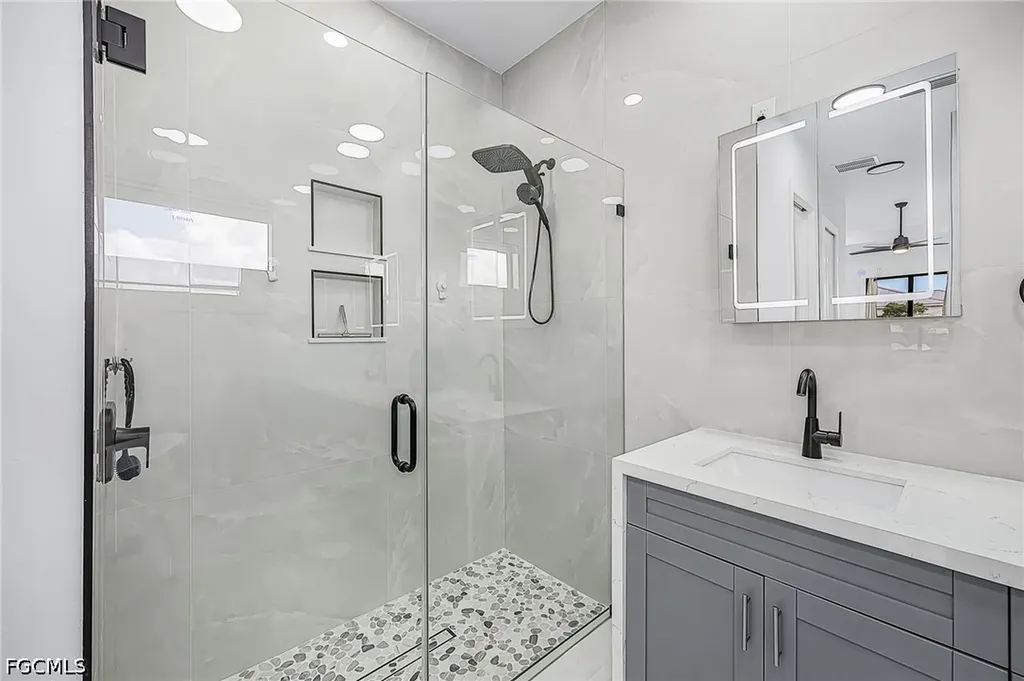 2724 NW 7th Place Cape Coral FL 33993