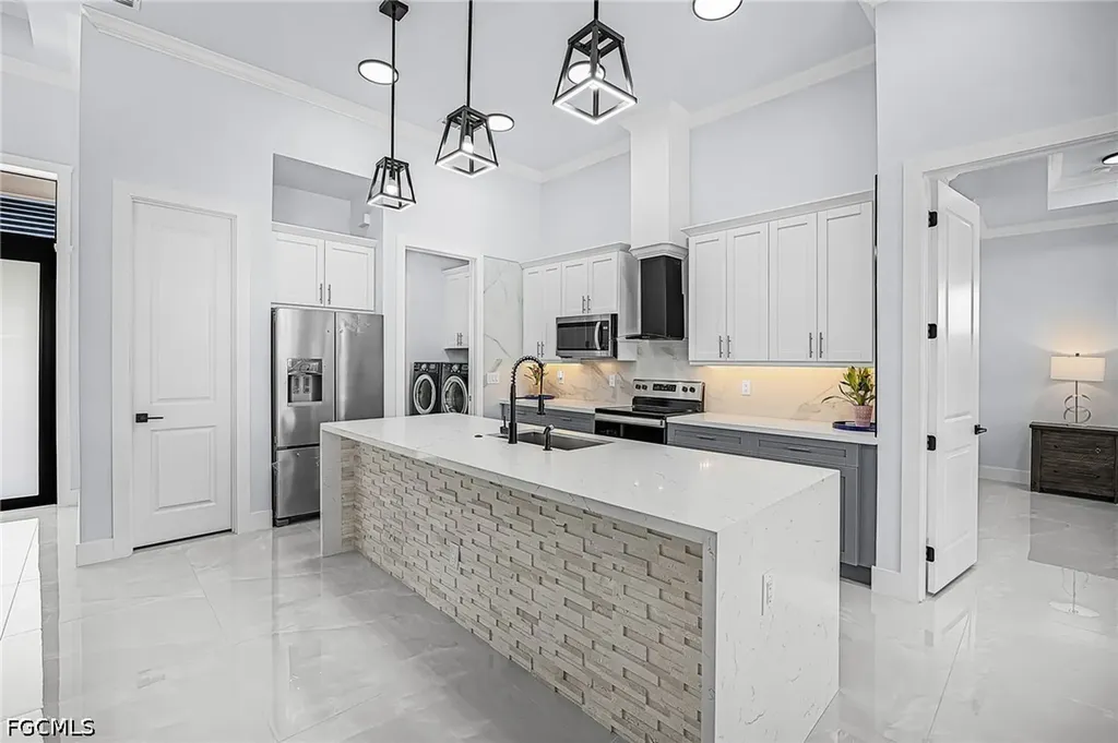 2724 NW 7th Place Cape Coral FL 33993