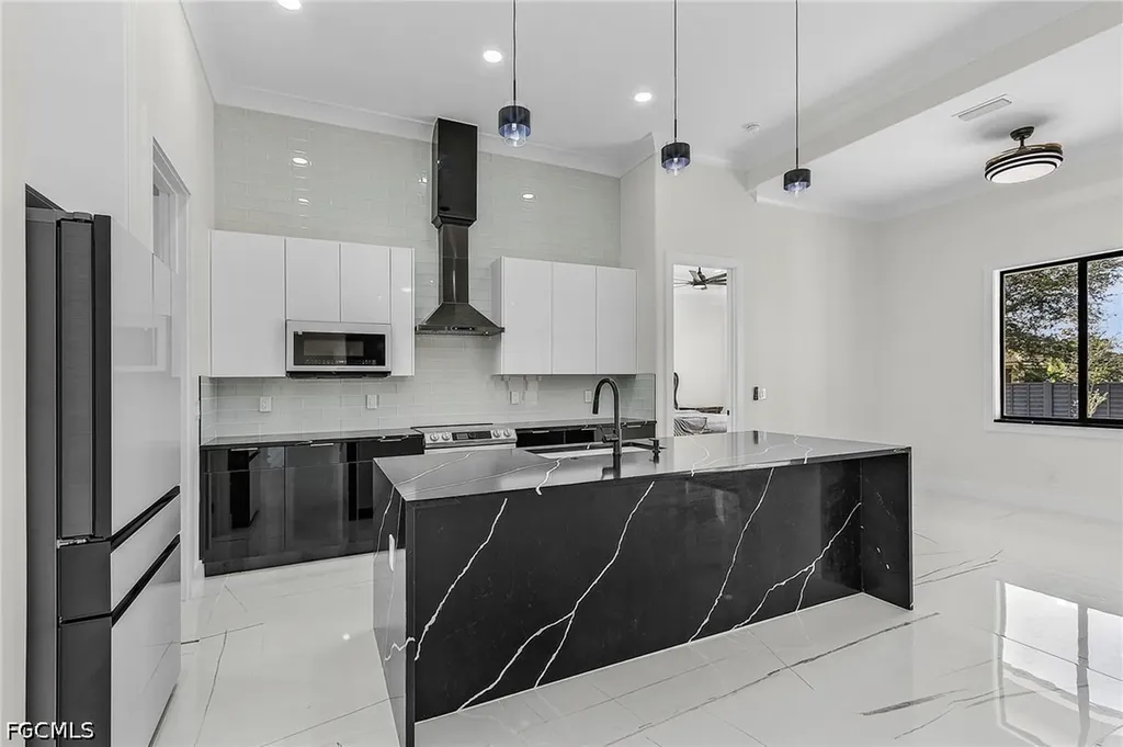 2724 NW 7th Place Cape Coral FL 33993