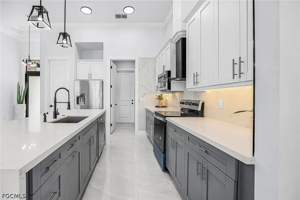 2724 NW 7th Place Cape Coral FL 33993