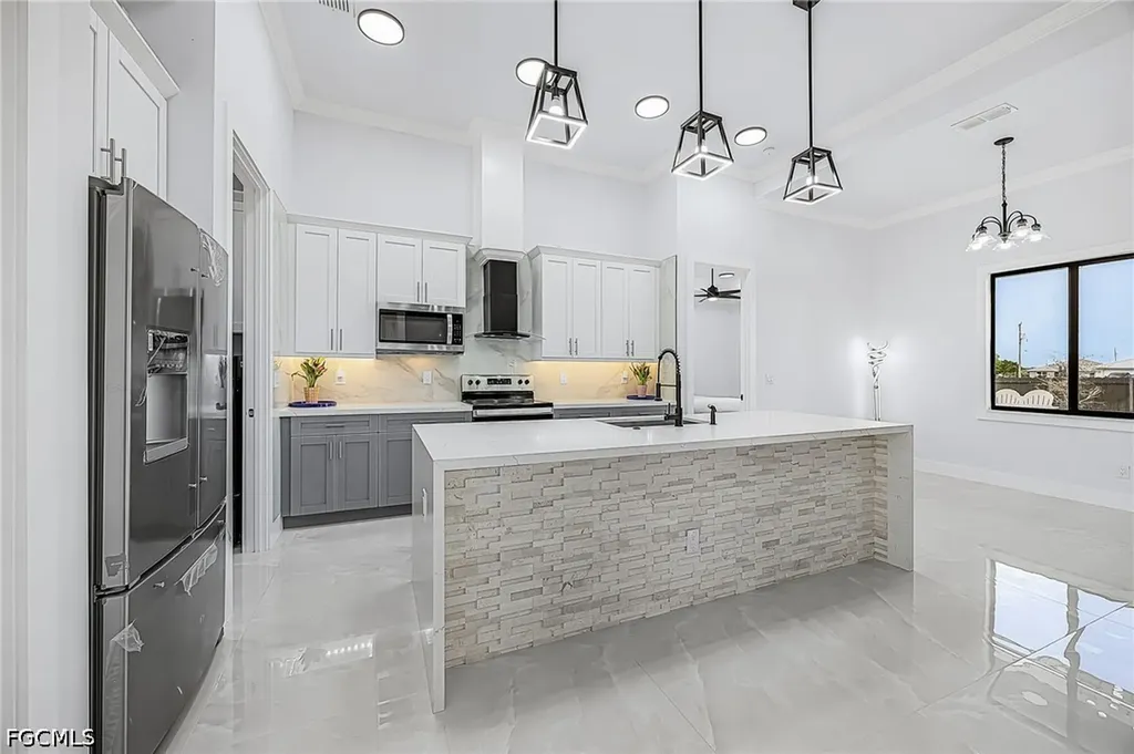 2724 NW 7th Place Cape Coral FL 33993